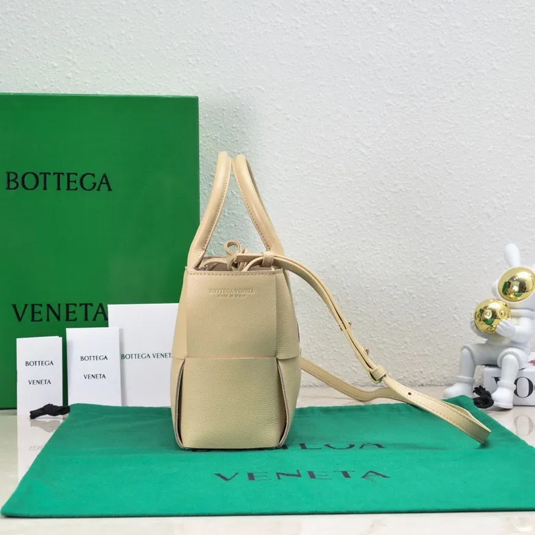 Batch 1460 🔥🔥🔥BV mini tote bag🟡🟡🟡Arco tote finally has a mini version this season. I love this size💯I have always been fond of tote bags because it has no complicated design, is simple and neat, and is easy to match with daily clothes🍒🍒Key point key point! It comes with a detachable shoulder strap, suitable for commuting and casual wear for any occasion👏👏Model number: 9894#, size: 25x16x8cm